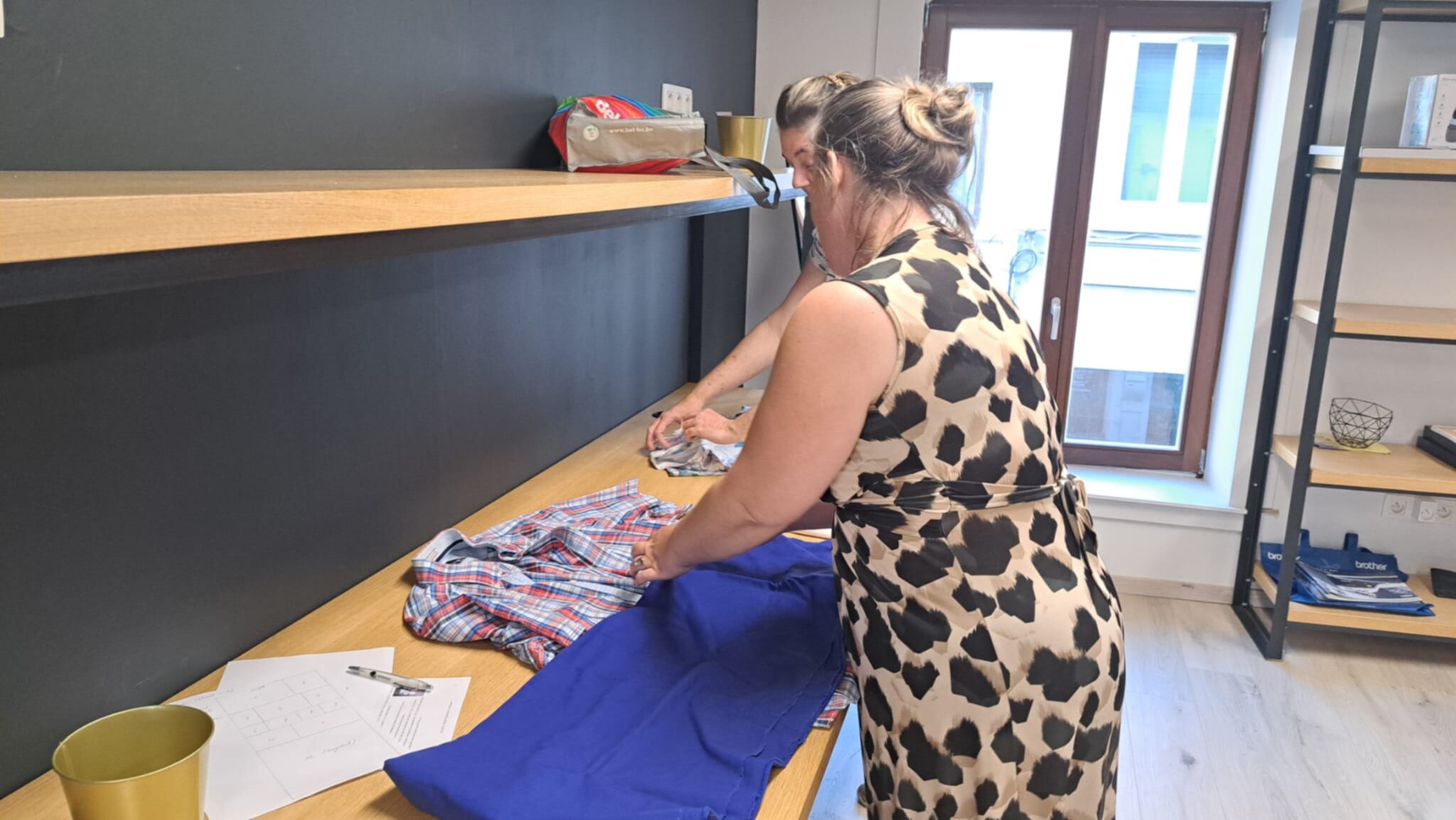 Deelnemer naait aan troostkussen tijdens workshop
